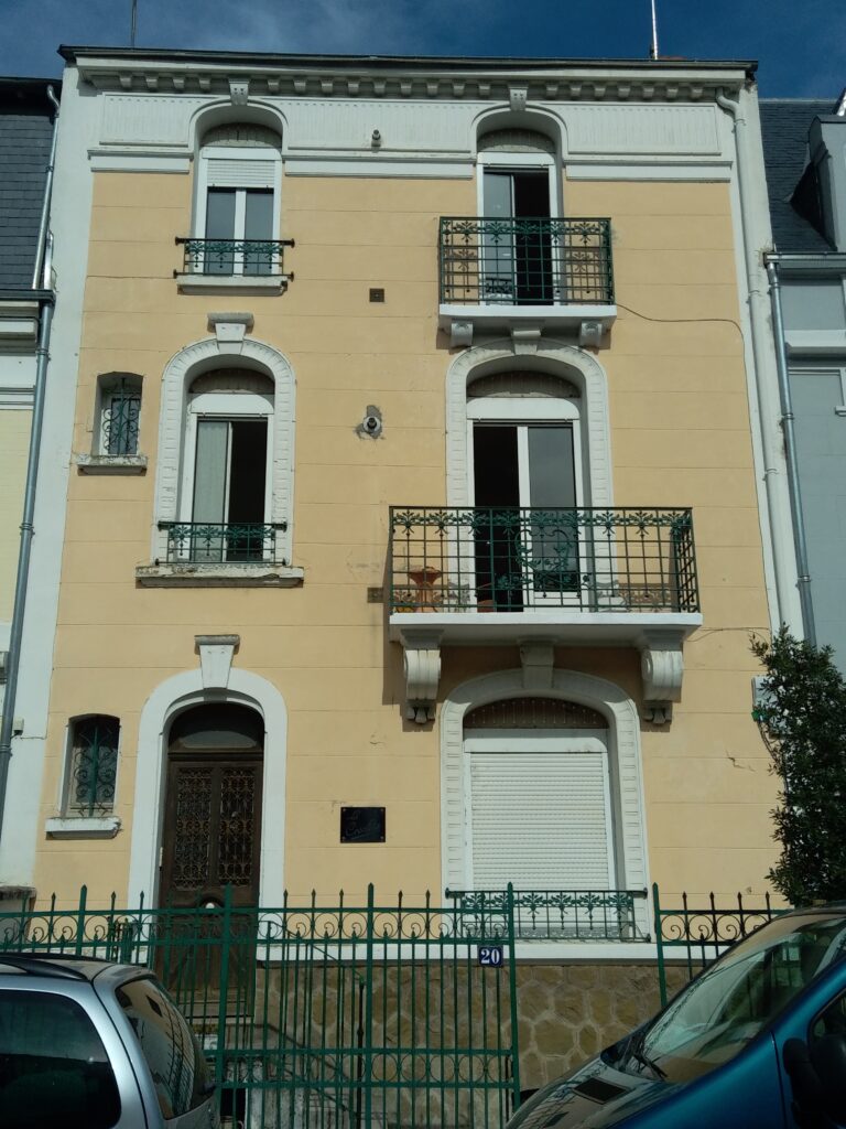 Purge reprise d'une façade d'immeuble à Vichy